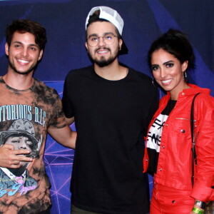 Luan Santana foi prestigiado pelo casal Bruno Guedes e Jade Seba