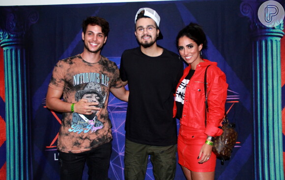 Luan Santana foi prestigiado pelo casal Bruno Guedes e Jade Seba