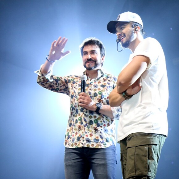 Luan Santana e o Padre Fábio de Melo cantaram juntos em show do sertanejo