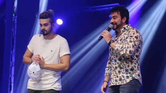 Luan Santana faz dueto com Padre Fábio de Melo e Dilsinho em show. Vídeos!