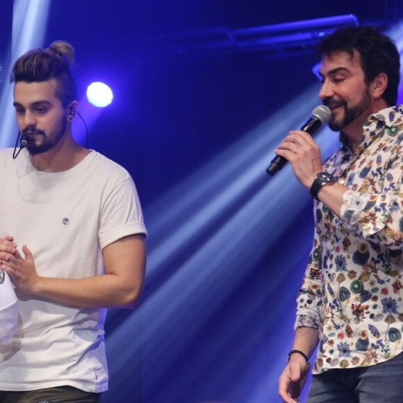 Luan Santana dividiu o palco com o Padre Fábio de Melo em show no Rio de Janeiro na noite deste domingo, 29 de abril de 2018