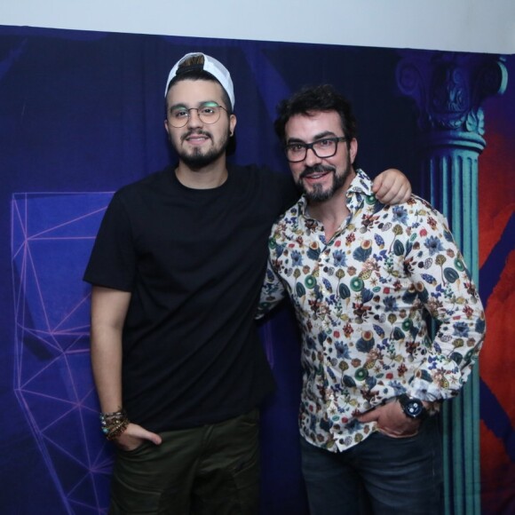 Luan Santana recebeu o Padre Fábio de Melo no camarim após show no Rio de Janeiro