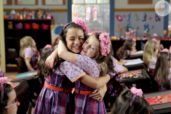 Dulce Maria (Lorena Queiroz) festeja quando a Madre Superiora (Eliana Guttman) permite que Lulu (Luiza Nery) passe a morar no colégio no capítulo de segunda-feira, 7 de maio de 2018 da novela 'Carinha de Anjo'