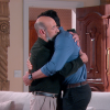 Adolfo (Luiz Guilherme) e Gustavo (Carlo Porto) se abraçam quando o avô de Dulce Maria (Lorena Queiroz) se desculpa com ele no capítulo de quinta-feira, 9 de maio de 2018 da novela 'Carinha de Anjo'
