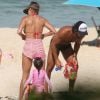 Deborah Secco, Hugo Moura e a filha curtem dia de praia juntos na Barra da Tijuca