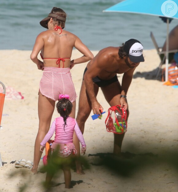 Deborah Secco, Hugo Moura e a filha curtem dia de praia juntos na Barra da Tijuca