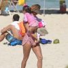 Deborah Secco deixa a praia com a filha, Maria Flor, nos braços