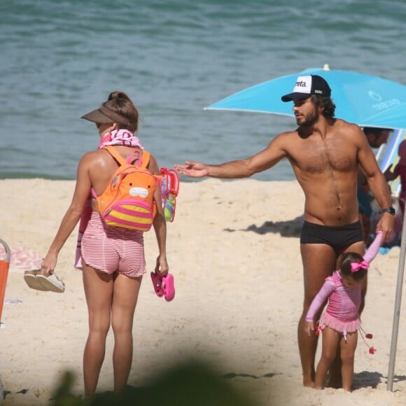 Praia em família! Deborah Secco, Hugo Moura e a filha curtem folga juntos nesta segunda-feira, dia 30 de abril de 2018