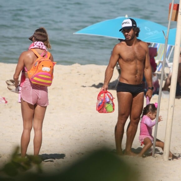 Deborah Secco e o marido, Hugo Moura, conversam antes de sair da praia