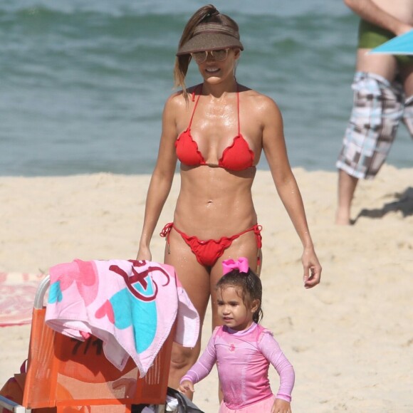 Deborah Secco escolheu um biquíni vermelho e a filha, Maria Flor, foi de maiô cor de rosa