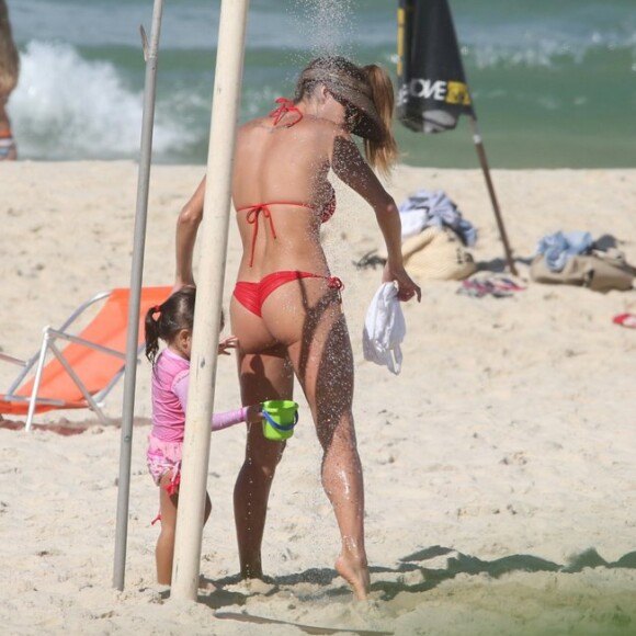 Deborah Secco ganhou ajuda da filha, Maria Flor, quando se molhava na ducha