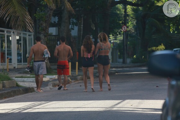 Namorada de Cauã Reymond, Mariana Goldfarb vai à praia com amigos