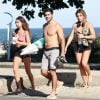 Mariana Goldfarb deixou a praia descalça na companhia de amigos