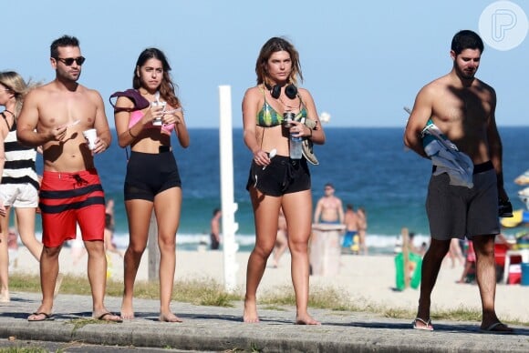 Namorada de Cauã Reymond, Mariana Goldfarb vai à praia com amigos nesta segunda-feira, dia 30 de abril de 2018