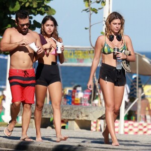 Mariana Goldfarb, namorada de Cauã Reymond, escolheu um look confortável para o dia de praia com amigos