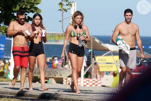Mariana Goldfarb, namorada de Cauã Reymond, escolheu um look confortável para o dia de praia com amigos