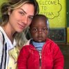 Giovanna Ewbank também compartilhou outra foto ao lado de um menino: 'Vontade de fazer a diferença na vida desses anjinhos!'