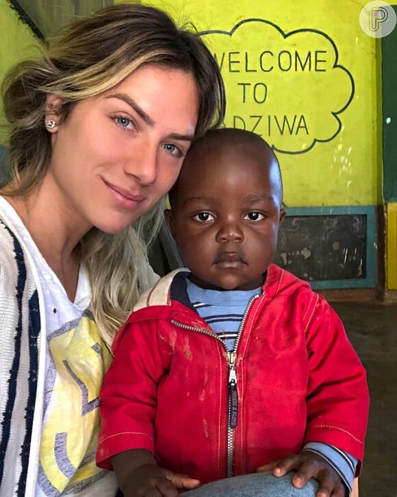 Giovanna Ewbank também compartilhou outra foto ao lado de um menino: 'Vontade de fazer a diferença na vida desses anjinhos!'
