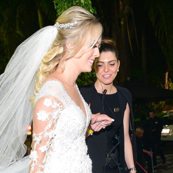 Tata Estaniecki se casou com o humorista Julio Cocielo na noite desta segunda-feira, 30 de abril de 2018, em São Paulo