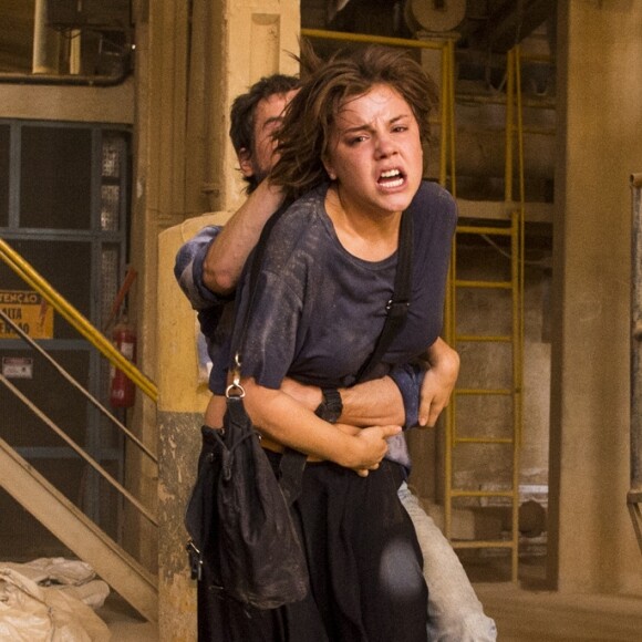 'Agradeço muito as mensagens carinhosas. Me doei inteira pra essa cena e é bom ver o quanto valeu a pena', disse Alice Wegmann sobre a tentativa de estupro na supersérie 'Onde Nascem os Fortes'