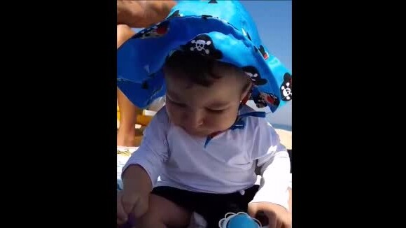 Sheron Menezzes mostrou o filho, Benjamin, na praia em seu Instagram