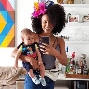 Sheron Menezzes levou o filho, Benjamin, à praia pela primeira vez, nesta terça-feira, 1 de maio de 2018