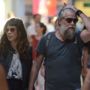 Fabio Assunção mexe no cabelo durante passeio no aeroporto com Maria Ribeiro