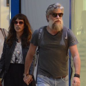 Maria Ribeiro e Fabio Assunção caminham de mãos dadas em aeroporto nesta terça-feira, dia 01 de maio de 2018
