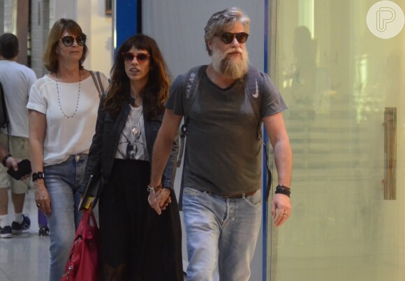 Maria Ribeiro e Fabio Assunção caminham de mãos dadas em aeroporto nesta terça-feira, dia 01 de maio de 2018