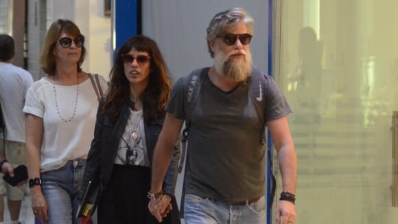 Maria Ribeiro e Fabio Assunção caminham de mãos dadas em aeroporto. Fotos!
