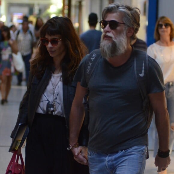 Maria Ribeiro e Fabio Assunção foram clicados no aeroporto Santos Dumont, no Rio de Janeiro