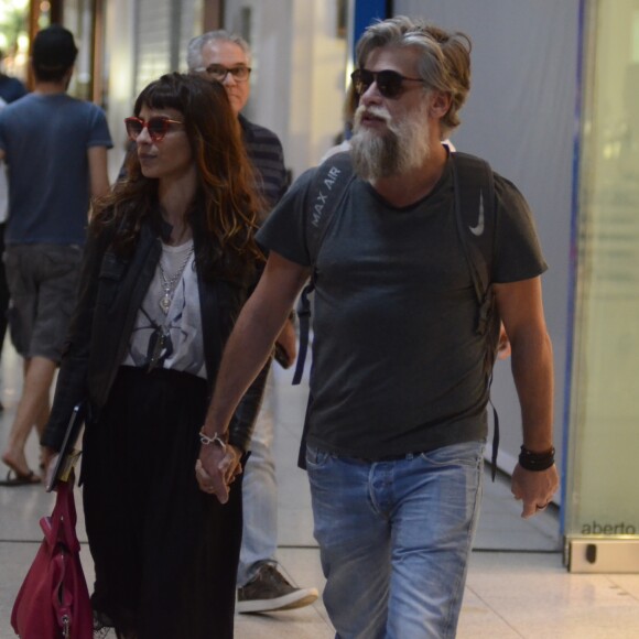Juntos! Maria Ribeiro e Fabio Assunção caminham de mãos dadas em aeroporto do RJ