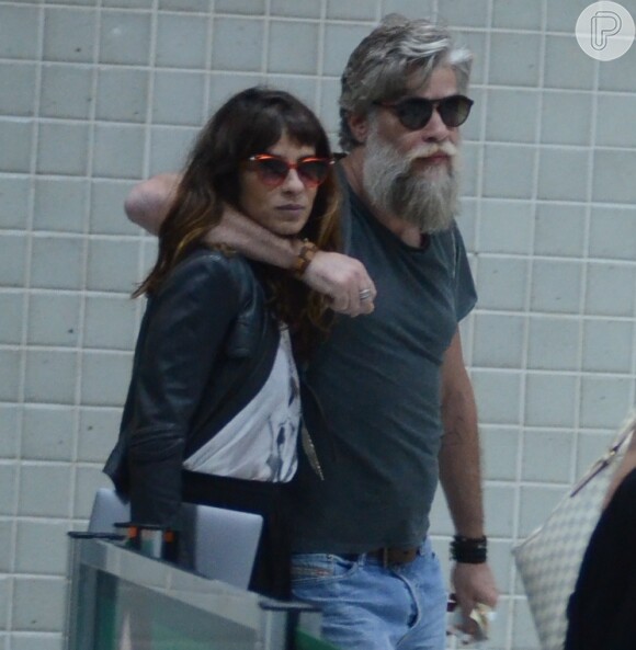 Fabio Assunção abraça Maria Ribeiro ao caminhar com a atriz em aeroporto no Rio de Janeiro