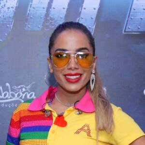 Em show na segunda (30), Anitta ainda estava com o cabelo loiro