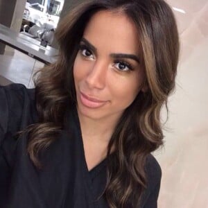 Anitta apareceu com visual renovado e cabelo em tom chocolate