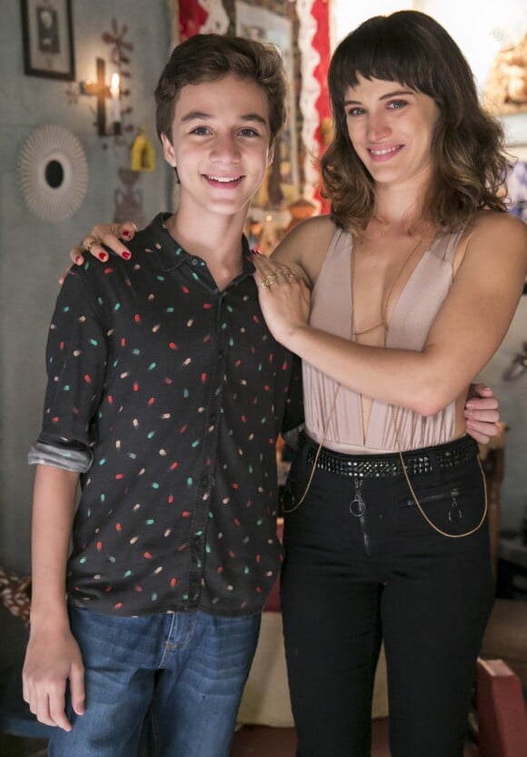 Tomaz (Vitor Figueiredo) finalmente vai chamar Clara (Bianca Bin) de 'mãe' na novela 'O Outro Lado do Paraíso'
