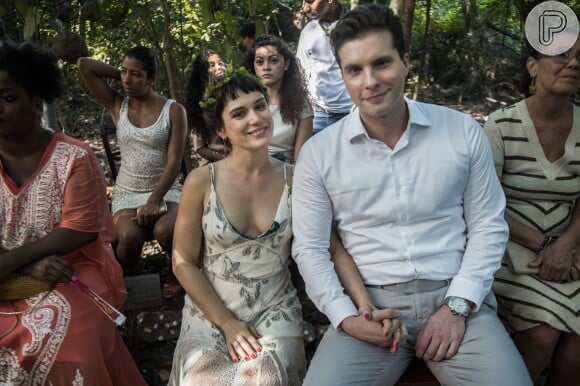Clara (Bianca Bin) e Patrick (Thiago Fragoso) vão se casar no final da novela 'O Outro Lado do Paraíso'