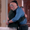 Adolfo (Luiz Guilherme) abraça Gustavo (Carlo Porto) após pedir perdão, na novela 'Carinha de Anjo'