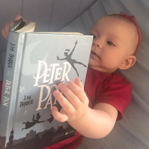 Manuela foi clicada por Eliana segurando o livro da história de Peter Pan