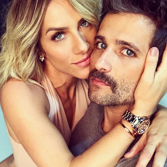 'Dizem que as almas gêmeas se parecem fisicamente também! Se você não for a minha, meu amor, não sei o que seria uma!, escreveu Giovanna Ewbank para o marido, Bruno Gagliasso