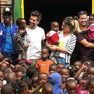 Giovanna Ewbank e Bruno Gagliasso foram ao Malawi, país africano, e visitaram um escola que ajudam financeiramente