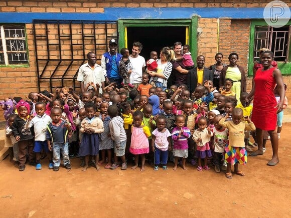 Giovanna Ewbank e Bruno Gagliasso foram ao Malawi, país africano, e visitaram um escola que ajudam financeiramente