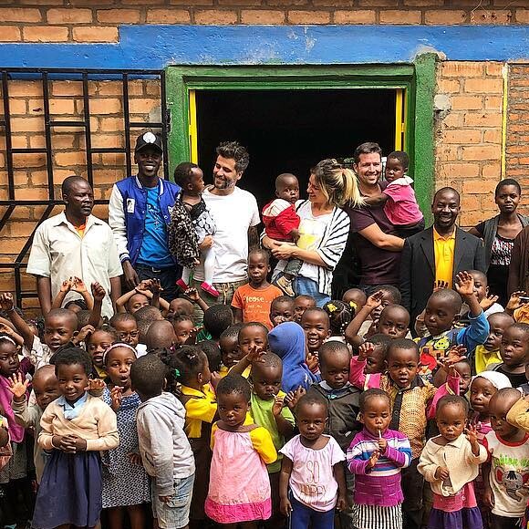 Giovanna Ewbank e Bruno Gagliasso foram ao Malawi, país africano, e visitaram um escola que ajudam financeiramente