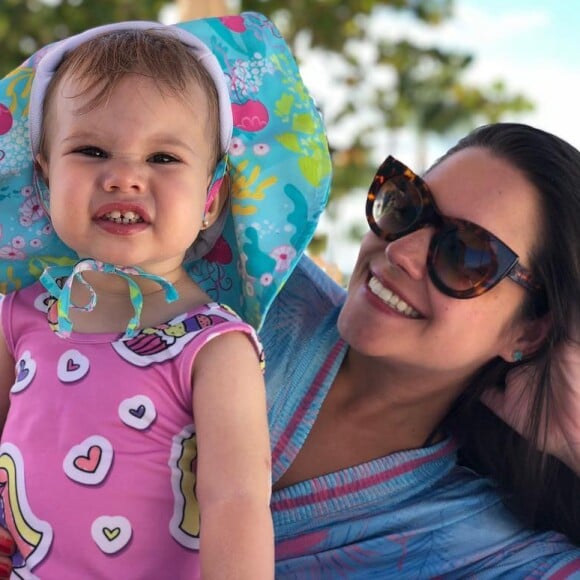 Thais Fersoza mata as saudades dos filhos assistindo vídeos que recebe deles ao longo do dia