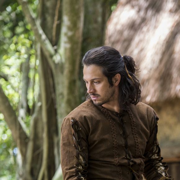 Amália (Marina Ruy Barbosa) escapa da morte em incêndio ao ser salva por Afonso (Romulo Estrela) nos próximos capítulos da novela 'Deus Salve o Rei'