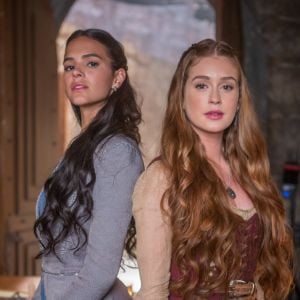 Catarina (Bruna Marquezine) decide acusar de Amália (Marina Ruy Barbosa) ser bruxa para matar a rival nos próximos capítulos da novela 'Deus Salve o Rei'