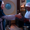 Madre Superiora (Eliana Guttman) entrega para Fabiana (Karin Hils) seu novo hábito de freira e a elogia, na novela 'Carinha de Anjo'