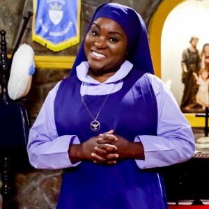 Fabiana (Karin Hils) se torna freira no capítulo que vai ao ar quinta-feira, dia 10 de maio de 2018, na novela 'Carinha de Anjo'