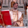 Padre Gabriel (Alcemar Vieira) celebra a missa em que Fabiana (Karin Hils) se torna freira, na novela 'Carinha de Anjo'