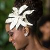 Raquel (Erika Januza) apostou no coque alto com arranjo de flor feito de tecido para seu casamento na novela 'O Outro Lado do Paraíso'